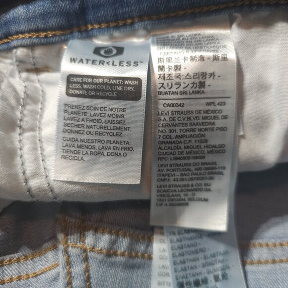 Levis Classic Bermuda Jean Shorts - 29x12 - Women NWT - Picture 7 of 10